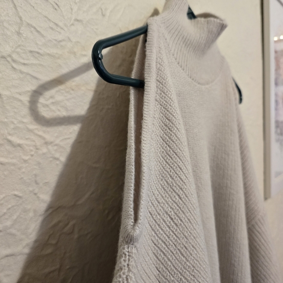 VENUS Beige Cold Shoulder Knit Sweater Brown Buttons Down LongSleeves Size SMALL - Picture 11 of 17